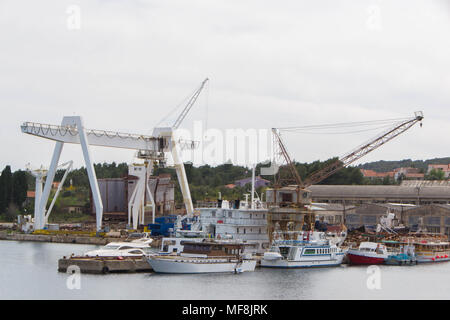 Werft und Service für Schiffe. Schiffe auf die Bestände in der Werft Stockfoto