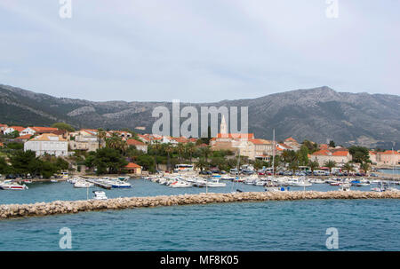 Stadt marina Orebic auf der Halbinsel Peljesac Kroatien. Es wurde nach der Familie, die das Schloss in der befestigten Siedlung in 1586 restauriert benannt Stockfoto