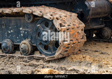 Raupenbagger bau Straße. In der Nähe von Stahl Räder Raupenkrane, Baggerlader Titel. Stockfoto