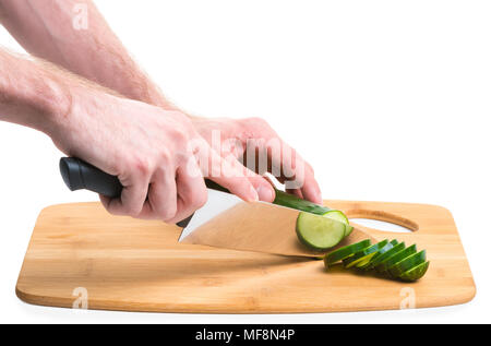 Eine Gurke ist mit einem Chef Messer schneiden. Stockfoto