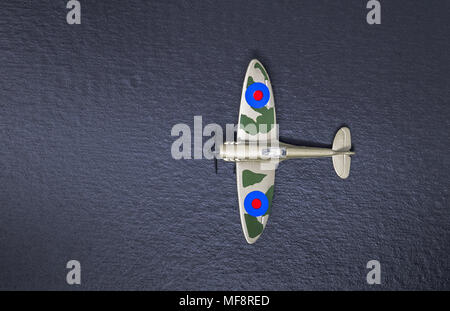 Miniaturausgabe diecast Nachbau einer zweiten Weltkrieg RAF Spitfire Kämpfer. Stockfoto