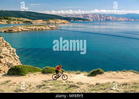 Mountainbiker betrachten und Fahrrad im Sommer Meer Landschaft unterwegs. Mann-Fahrer Fahrrad MTB auf felsigen gelber Weg. Fitness Motivation, inspira Stockfoto