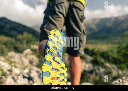 Wandern Menschen in herrlicher Bergwelt inspirierende Landschaft. Wanderer Wandern mit Rucksack auf Rocky Trail Wanderweg. Gesunde fitness Lebensstil im Freien Stockfoto