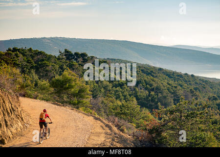 Mountainbiker in inspirierende Berge Herbstlandschaft auf Fahrrad Reiten. Mann Radsport MTB Enduro Trail unterwegs. Sport Fitness Motivation und inspira Stockfoto