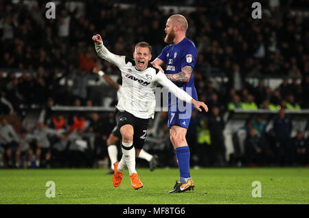 Von Derby County Matej Vydra (links) feiert das zweite Ziel seiner Seite des Spiels zählen während der Himmel Wette Championship Match im Pride Park, Derby. Stockfoto