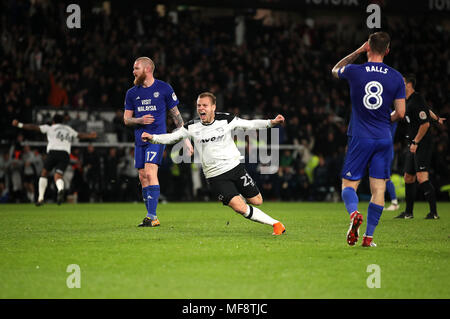 Von Derby County Matej Vydra (Mitte) feiert das zweite Ziel seiner Seite des Spiels zählen während der Himmel Wette Championship Match im Pride Park, Derby. Stockfoto