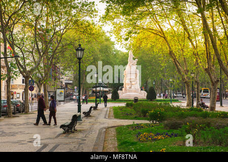 Avenida da Liberdade Lissabon, ein Paar mittleren Alters Spaziergang durch die Avenida da Liberdade im Zentrum von Lissabon an einem Frühlingsnachmittag, Portugal Stockfoto