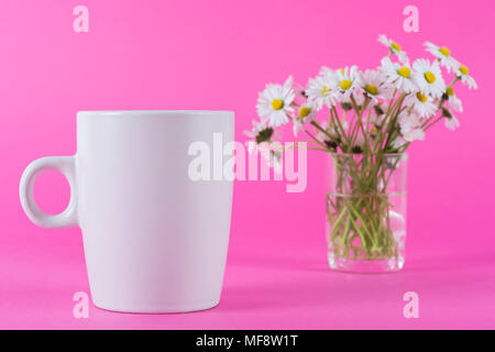 Tasse Kaffee und eine verschwommene Bewegung daisy flower in rosa Hintergrund Stockfoto