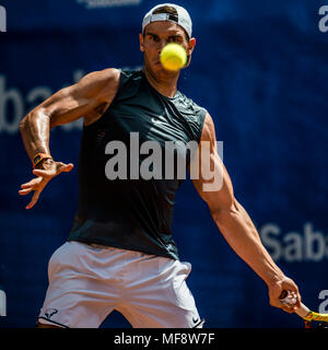 Barcelona, Spanien. 24. April 2018: RAFAEL NADAL (ESP) gibt die Kugel während einer Trainingseinheit am Tag 2 der 'Barcelona Open Banc Sabadell' 2018. Credit: Matthias Oesterle/Alamy leben Nachrichten Stockfoto