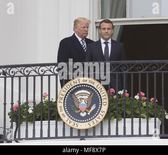 Washington, District of Columbia, USA. 24 Apr, 2018. Präsidenten der Vereinigten Staaten Donald J. Trumpf und Präsident Emmanuel längestrich von Frankreich auf der Truman Balkon bei einem Staatsbesuch in das Weiße Haus in Washington, DC, 24. April 2018. Quelle: Chris Kleponis/Pool über CNP Credit: Chris Kleponis/CNP/ZUMA Draht/Alamy leben Nachrichten Stockfoto