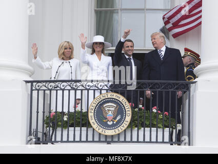 Washington, District of Columbia, USA. 24 Apr, 2018. Frau Brigitte Längestrich (L), First Lady der USA Melania Trump (2 l), der französische Präsident Emmanuel Längestrich (2. R) und die Vereinigten Staaten Präsident Donald J. Trumpf (R) auf der Truman Balkon bei einem Staatsbesuch in das Weiße Haus in Washington, DC, 24. April 2018 erscheinen. Quelle: Chris Kleponis/Pool über CNP Credit: Chris Kleponis/CNP/ZUMA Draht/Alamy leben Nachrichten Stockfoto