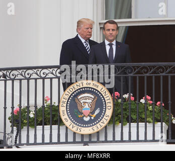 Washington, USA. 24 Apr, 2018. Präsidenten der Vereinigten Staaten Donald J. Trumpf und Präsident Emmanuel längestrich von Frankreich auf der Truman Balkon bei einem Staatsbesuch in das Weiße Haus in Washington, DC, 24. April 2018. Quelle: Chris Kleponis/Pool über CNP - KEINE LEITUNG SERVICE · Credit: Chris Kleponis/konsolidierte News Fotos/Chris Kleponis-Pool über CNP/dpa/Alamy leben Nachrichten Stockfoto