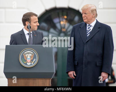 Washington, USA. 24 Apr, 2018. Präsident Emmanuel längestrich von Frankreich, Links, schließt seine Bemerkungen, und erkennt an, dass United States President Donald J. Trumpf, rechts, während der Begrüßungszeremonie auf dem Rasen des Weißen Hauses in Washington, DC am Dienstag, 24. April 2018. Credit: Ron Sachs/CNP - KEINE LEITUNG SERVICE · Credit: Ron Sachs/konsolidierte News Fotos/Ron Sachs - CNP/dpa/Alamy leben Nachrichten Stockfoto