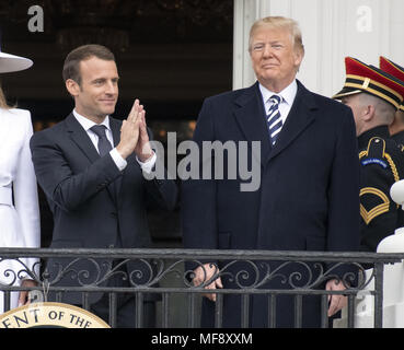 Washington, District of Columbia, USA. 24 Apr, 2018. Präsident Emmanuel längestrich von Frankreich räumt dem Beifall der Menge, als Präsidenten der Vereinigten Staaten Donald J. Trumpf auf folgenden eine Begrüßungszeremonie auf dem Rasen des Weißen Hauses in Washington sieht. Credit: Ron Sachs/CNP/ZUMA Draht/Alamy leben Nachrichten Stockfoto