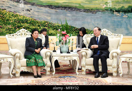 Peking, China. 24 Apr, 2018. Huang Kunming (R), Mitglied des Politbüros der Kommunistischen Partei Chinas (CPC) und Leiter der Abteilung Öffentlichkeitsarbeit des CPC-Zentralausschusses, trifft sich mit Sounthone Xayachack, Leiter der Laotischen Revolutionären Volkspartei (LRVP) des Zentralen Ausschusses der Kommission für Außenbeziehungen, in Peking, der Hauptstadt von China, 24. April 2018. Credit: Zhang Ling/Xinhua/Alamy leben Nachrichten Stockfoto