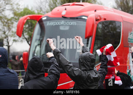 Anfield, Liverpool, Großbritannien. 24. April 2018. Liverpool Fans willkommen der FC Liverpool Spieler Trainer wie es bei Anfield kommt für die Halbfinale, Hinspiele der Champions League gegen Roma. Credit: Ken Biggs/Alamy Leben Nachrichten. Stockfoto