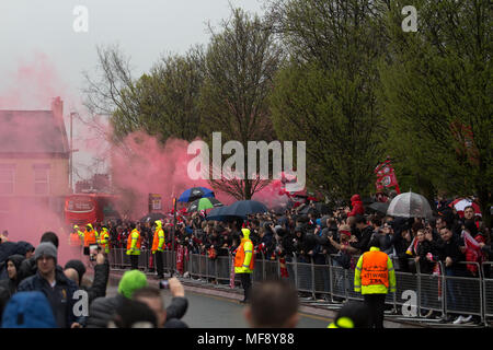 Anfield, Liverpool, Großbritannien. 24. April 2018. Liverpool Fans willkommen der FC Liverpool Spieler Trainer wie es bei Anfield kommt für die Halbfinale, Hinspiele der Champions League gegen Roma. Credit: Ken Biggs/Alamy Leben Nachrichten. Stockfoto