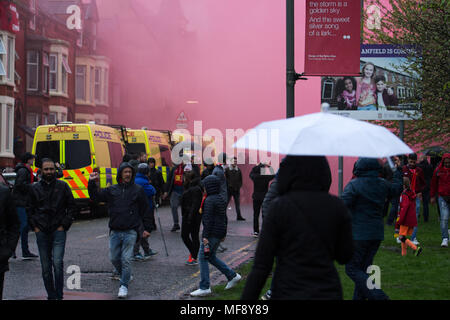 Anfield, Liverpool, Großbritannien. 24. April 2018. Liverpool Fans willkommen der FC Liverpool Spieler Trainer wie es bei Anfield kommt für die Halbfinale, Hinspiele der Champions League gegen Roma. Credit: Ken Biggs/Alamy Leben Nachrichten. Stockfoto