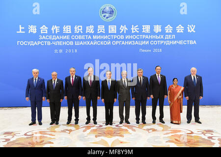 Peking, China. 24 Apr, 2018. Chinesischen Staatsrat und Außenminister Wang Yi (5 L) ist Gastgeber der Tagung der Shanghaier Organisation für Zusammenarbeit (SCO), des Rates der Außenminister in Peking, der Hauptstadt von China, 24. April 2018. Credit: Chen Yehua/Xinhua/Alamy leben Nachrichten Stockfoto