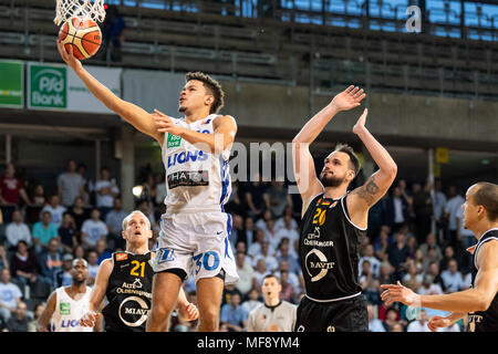 Alexander jarelle Reischel (Lions Karlsruhe) in Duellen mit Seth Hinrichs (Vechta) und Dirk Maedrich (Vechta), (von links). GES/Basketball/ProA, Playoff Halbfinale: PSK Lions - Rasta Vechta, 24.04.2018 - | Verwendung weltweit Stockfoto