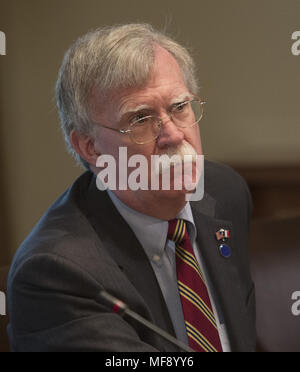 Washington, District of Columbia, USA. 24 Apr, 2018. United States National Security Advisor John Bolton beteiligt sich an einem Treffen mit Präsident Trumpf und der französische Präsident Emmanuel Längestrich bei einem Staatsbesuch in das Weiße Haus in Washington, DC, 24. April 2018. Quelle: Chris Kleponis/Pool über CNP Credit: Chris Kleponis/CNP/ZUMA Draht/Alamy leben Nachrichten Stockfoto