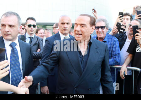 Pordenone, Italien. 24. April 2018. Italien, Lignano Sabbiadoro: Silvio Berlusconi, der Chef der Forza Italia party, schüttelt Hände während der Wahlkampagne für die kommende Landtagswahl im Besuch der Region Friuli Venezia Giulia auf den 24. April 2018. Quelle: Andrea Spinelli/Alamy leben Nachrichten Stockfoto