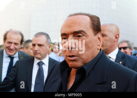 Pordenone, Italien. 24. April 2018. Italien, Lignano Sabbiadoro: Silvio Berlusconi, der Chef der Forza Italia party, während der Wahlkampagne für die kommende Landtagswahl im Besuch der Region Friuli Venezia Giulia auf den 24. April 2018. Quelle: Andrea Spinelli/Alamy leben Nachrichten Stockfoto