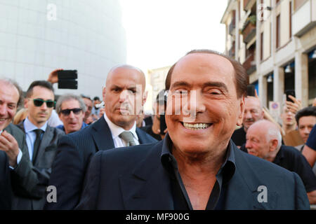 Pordenone, Italien. 24. April 2018. Italien, Lignano Sabbiadoro: Silvio Berlusconi, der Chef der Forza Italia party, lächelt, während der Wahlkampagne für die kommende Landtagswahl im Besuch der Region Friuli Venezia Giulia auf den 24. April 2018. Quelle: Andrea Spinelli/Alamy leben Nachrichten Stockfoto