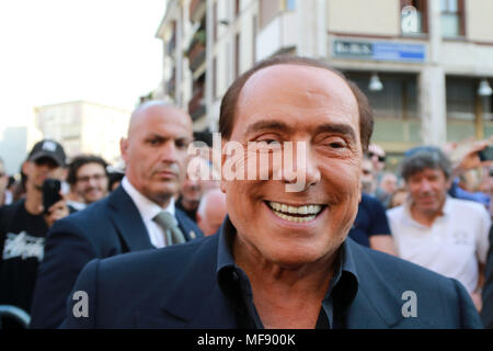 Pordenone, Italien. 24. April 2018. Italien, Lignano Sabbiadoro: Silvio Berlusconi, der Chef der Forza Italia party, lächelt, während der Wahlkampagne für die kommende Landtagswahl im Besuch der Region Friuli Venezia Giulia auf den 24. April 2018. Quelle: Andrea Spinelli/Alamy leben Nachrichten Stockfoto