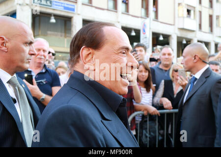 Pordenone, Italien. 24. April 2018. Italien, Lignano Sabbiadoro: Silvio Berlusconi, der Chef der Forza Italia party, während der Wahlkampagne für die kommende Landtagswahl im Besuch der Region Friuli Venezia Giulia auf den 24. April 2018. Quelle: Andrea Spinelli/Alamy leben Nachrichten Stockfoto