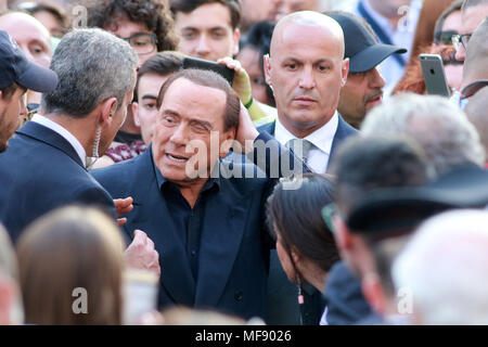 Pordenone, Italien. 24. April 2018. Italien, Lignano Sabbiadoro: Silvio Berlusconi, der Chef der Forza Italia party, während der Wahlkampagne für die kommende Landtagswahl im Besuch der Region Friuli Venezia Giulia auf den 24. April 2018. Quelle: Andrea Spinelli/Alamy leben Nachrichten Stockfoto