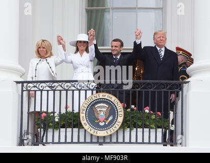 Frau Brigitte Längestrich (L), First Lady der USA Melania Trump (2 l), der französische Präsident Emmanuel Längestrich (2. R) und die Vereinigten Staaten Präsident Donald J. Trumpf (R) auf der Truman Balkon bei einem Staatsbesuch in das Weiße Haus in Washington, DC, 24. April 2018 erscheinen. Quelle: Chris Kleponis/Pool über CNP/MediaPunch Stockfoto