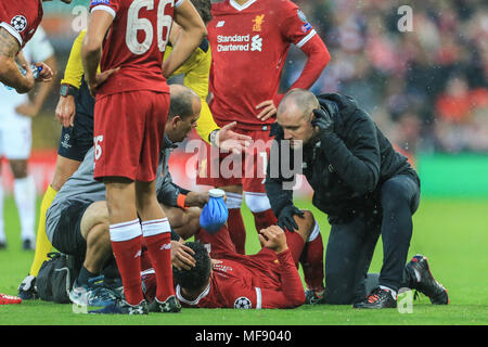 Alex Oxlade-Chamberlain verletzt sein Knie nach Bewältigung Aleksandar Kolarov der Roma und wird während des UAFA Champions League Halbfinale, Hinspiel, Liverpool v Roma stretchered könnte dies das Ende seiner Jahreszeit und Wm werden? Stockfoto