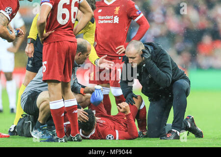 Alex Oxlade-Chamberlain verletzt sein Knie nach Bewältigung Aleksandar Kolarov der Roma und wird während des UAFA Champions League Halbfinale, Hinspiel, Liverpool v Roma stretchered könnte dies das Ende seiner Jahreszeit und Wm werden? Stockfoto