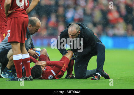 Alex Oxlade-Chamberlain verletzt sein Knie nach Bewältigung Aleksandar Kolarov der Roma und wird während des UAFA Champions League Halbfinale, Hinspiel, Liverpool v Roma stretchered könnte dies das Ende seiner Jahreszeit und Wm werden? Stockfoto