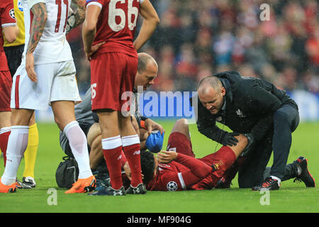 Alex Oxlade-Chamberlain verletzt sein Knie nach Bewältigung Aleksandar Kolarov der Roma und wird während des UAFA Champions League Halbfinale, Hinspiel, Liverpool v Roma stretchered könnte dies das Ende seiner Jahreszeit und Wm werden? Stockfoto