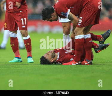 Alex Oxlade-Chamberlain verletzt sein Knie nach Bewältigung Aleksandar Kolarov der Roma und wird während des UAFA Champions League Halbfinale, Hinspiel, Liverpool v Roma stretchered könnte dies das Ende seiner Jahreszeit und Wm werden? Stockfoto