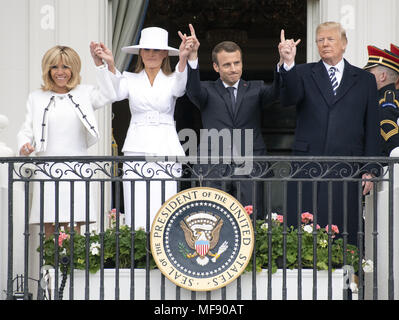 Washington, District of Columbia, USA. 24 Apr, 2018. Präsidenten der Vereinigten Staaten Donald J. Trumpf, der französische Präsident EMMANUEL LÄNGESTRICH, First Lady der Vereinigten Staaten MELANIA TRUMP, und der First Lady von Frankreich BRIGITTE LÄNGESTRICH, Wave von der Truman Balkon des Weißen Hauses. Credit: Ron Sachs/CNP/ZUMA Draht/Alamy leben Nachrichten Stockfoto