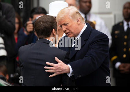 Präsidenten der Vereinigten Staaten Donald J. Trumpf grüßt der französische Präsident Emmanuel Längestrich auf dem Südrasen des Weißen Hauses während der französische Staat Besuch in den Vereinigten Staaten am 24. April 2018 in Washington, DC. Credit: Alex Edelman/Pool über CNP/MediaPunch Stockfoto