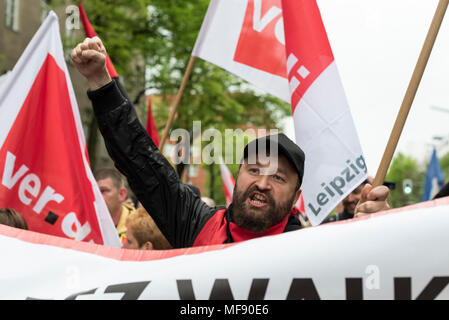 Eine Demonstrantin hält seine Faust in die Luft während der Demonstration gegen die Verleihung des Axel Springer Preis 2018 Amazon Gründer Jeff Bezos für seine "visionären Unternehmertum". Mitarbeiter des Unternehmens demonstrierten unter dem Motto 'Make Amazon wieder Bezahlen' gegen die Axel Springer AG den Zuschlag für die herausragende Persönlichkeiten, entsprechend der Medienunternehmen, die besonders innovativ sind, erstellen und Märkte verändern und bis zu ihrer sozialen Verantwortung stellen. Gewerkschaften kritisieren die schlechten Arbeitsbedingungen in der Amazon Logistikzentren, die sie nicht als zu loben. Stockfoto