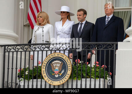 Präsidenten der Vereinigten Staaten Donald J. Trumpf, der französische Präsident Emmanuel Längestrich, First Lady der Vereinigten Staaten Melania Trump, und der First Lady von Frankreich Brigette Längestrich, stand auf der Truman Balkon des Weißen Hauses 24, 2018 in Washington, DC. Credit: Alex Edelman/Pool über CNP/MediaPunch Stockfoto