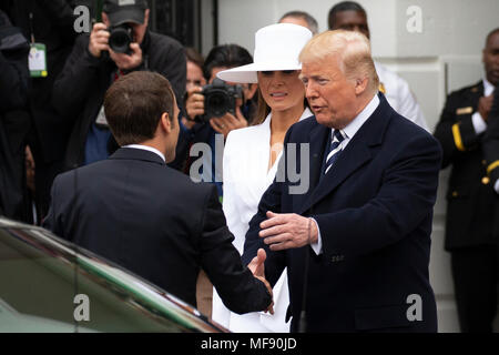 Präsidenten der Vereinigten Staaten Donald J. Trumpf grüßt der französische Präsident Emmanuel Längestrich auf dem Südrasen des Weißen Hauses während der französische Staat Besuch in den Vereinigten Staaten am 24. April 2018 in Washington, DC. Credit: Alex Edelman/Pool über CNP/MediaPunch Stockfoto