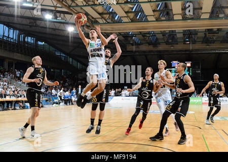 Alexander jarelle Reischel (Lions Karlsruhe) in Duellen mit Dirk Maedrich (Vechta). GES/Basketball/ProA, Playoff Halbfinale: PSK Lions - Rasta Vechta, 24.04.2018 - | Verwendung weltweit Stockfoto