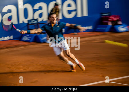 Barcelona, Spanien. 24. April 2018: ROBERTO BAUTISTA AGUT (ESP) gibt den Ball zu Ivo Karlovic (CRO) bei Tag 2 Der 'Barcelona Open Banc Sabadell' 2018. Bautista Agut gewann 6:7, 6:2, 6:4 Credit: Matthias Oesterle/Alamy leben Nachrichten Stockfoto