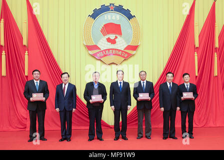 Peking, China. 24 Apr, 2018. Wang Yang (C), Vorsitzender des Nationalen Ausschusses der Chinese People's Political Consultative Conference (Cppcc), präsentiert Memorial Platten zu einigen Ständigen Ausschuss Mitglieder der 12 CPPCC National Committee, die im März nach dem 13 CPPCC nationalen Ausschuß zurückgezogen wurde gebildet, in Peking, der Hauptstadt von China, 24. April 2018. Credit: Yao Dawei/Xinhua/Alamy leben Nachrichten Stockfoto