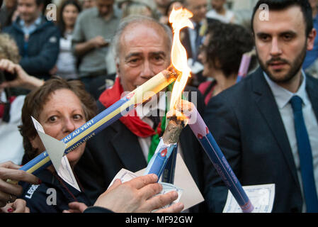 April 24, 2018 - Turin, Italy-April 24, 2018: Fackelzug für den Tag der Befreiung in Turin Credit: Stefano Guidi/ZUMA Draht/Alamy leben Nachrichten Stockfoto