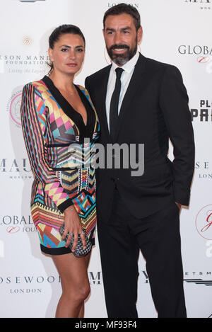 London, Großbritannien. 24. April 2018. Robert Pires und Jessica Lemarie-Pires Ankommen der Nelson Mandela Foundation Abendessen im Gedächtnis von Nelson Mandela auf, was am Tag vor seinem 100. Geburtstag am 24. April 2018 im Rosewood Hotel, London, Großbritannien gewesen wäre. Stockfoto