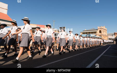 Charters Towers, Australien. April 25, 2018 - Charters Towers, Australien: Schule Kinder marschieren am Anzac Day in Charters Towers, Queensland, Australien Quelle: Sheralee Stoll/Alamy leben Nachrichten Stockfoto