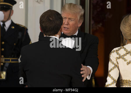 Washington, District of Columbia, USA. 24 Apr, 2018. Präsidenten der Vereinigten Staaten Donald J. Trumpf grüßt der französische Präsident Emmanuel längestrich vor dem Abendessen während der französische Staat Besuch in den Vereinigten Staaten am 24. April 2018 in Washington, DC. Credit: Alex Edelman/Pool über CNP Credit: Alex Edelman/CNP/ZUMA Draht/Alamy leben Nachrichten Stockfoto