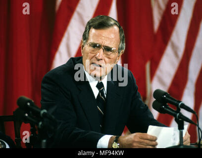 Washington, District of Columbia, USA. 3. Juni 1990. Präsidenten der Vereinigten Staaten George H.W. BUSH macht Anmerkungen während einer gemeinsamen Pressekonferenz mit Präsident Michail Gorbatschow, der Union der Sozialistischen Sowjetrepubliken, zum Abschluss ihres Gipfeltreffens im East Room des Weißen Hauses in Washington, DC. Credit: Ron Sachs/CNP/ZUMA Draht/Alamy leben Nachrichten Stockfoto